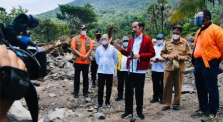 الرئيس جوكو ويدودو في زيارة لضحايا الفيضانات في أدونارا