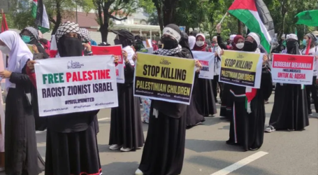 منظمة مدنية إندونيسية تنظم عمل تضامني مع فلسطين أمام السفارة الأمريكية في جاكرتا
