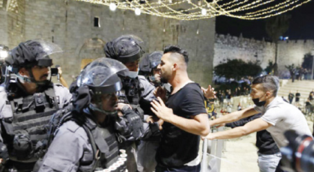 الاحتلال يغلق باب العمود في القدس بالحواجز الحديدية