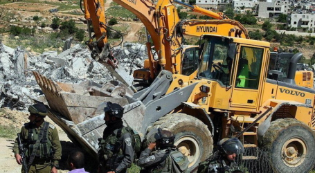 الجيش الإسرائيلي يهدم منزلين ويخطر 12منشأة بالهدم جنوبي الضفة