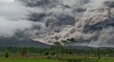 إجلاء العشرات من سكان لوماجانغ إلى مناطق آمنة بعد ثوران جبل سيميرو