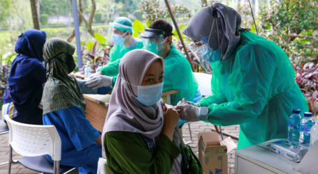تم تطعيم أكثر من 135 مليون إندونيسي بالكامل ضد كوفيد-19