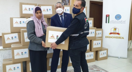 السفارة الإندونيسية في عمان توزع مساعدات رمضانية للاجئين الفلسطينيين