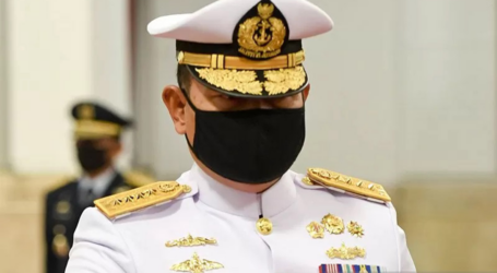 قائد البحرية الإندونيسية يتسلم وسام الخدمة الاستحقاق من حكومة سنغافورة تقديرا لخدماته
