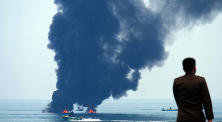 نجا جميع أفراد الطاقم على متن سفينة اشتعلت فيها النيران في مياه جاوة الشرقية