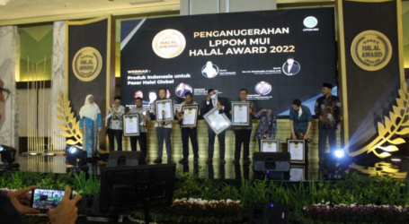 معهد دراسة الأغذية والأدوية ومستحضرات التجميل التابع لمجلس العلماء الإندونيسي  يحصل على جائزة حلال 2022