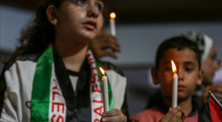 غزة.. أطفال يضيئون الشموع حدادا على قرنائهم