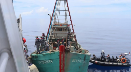 خفر السواحل الإندونيسي يحتجز سفينة فيتنامية بتهمة الصيد غير المشروع
