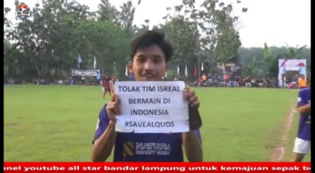 لاعب نادي الشباب لكرة القدم لامبونج يحتفل برفض مشاركة فريق كرة القدم الإسرائيلي في إندونيسيا