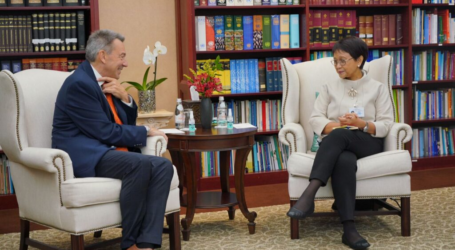 وزيرة الخارجية الإندونيسية واللجنة الدولية للصليب الأحمر يناقشان المساعدة الإنسانية لميانمار وأفغانستان