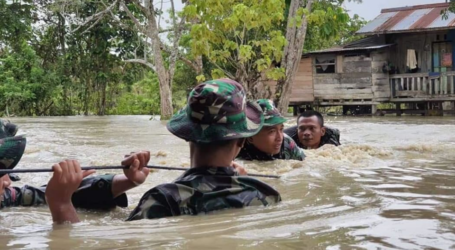 الحكومة توزع 6789 حزمة غذائية على ضحايا الفيضانات في غرب بابوا
