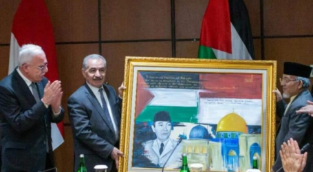 الأمين العام لـ مجموعة عمل أقصى يسلم لوحة من الأقصى إلى رئيس الوزراء الفلسطيني