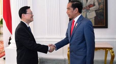 جوكووي يتلقى زيارة من الرئيس التنفيذي لهونج كونج جون لي