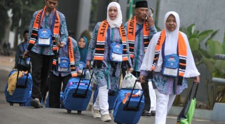 حجاج اندونيسيا يحصلون على شهادات رسمية من وزارة الشؤون الدينية