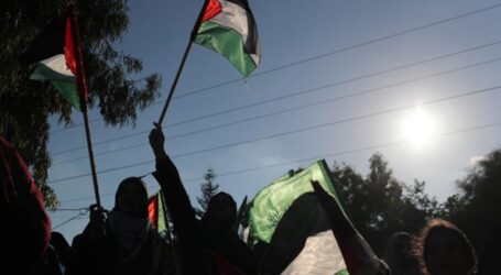 مستوطنون يهاجمون فلسطينيين وممتلكاتهم بعدة مناطق بالضفة