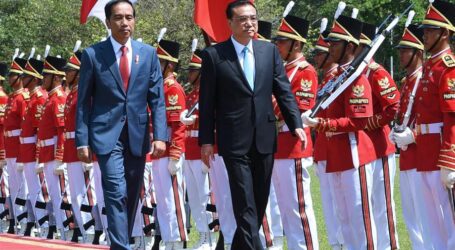 الرئيس الإندونيسي جوكو ويدودو ورئيس مجلس الدولة الصيني يوقعان ست اتفاقيات