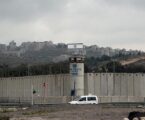 الأسرى بسجون إسرائيل يضربون عن الطعام منتصف سبتمبر