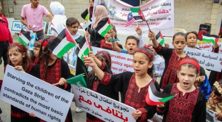 في وقفة أمام مقر يونيسيف.. أطفال غزة يطالبون بحقوقهم