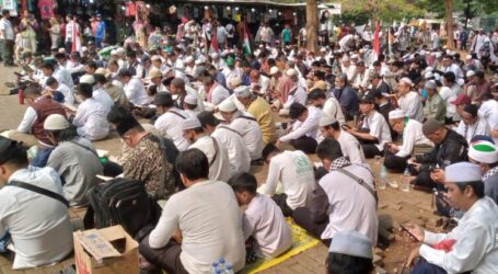 آلاف المسلمين الإندونيسيين يقرأون القرآن ويصلون معًا من أجل فلسطين