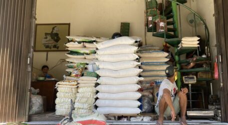 حاكم سومطرة الغربية يصدر توزيع مساعدات الأرز لتحقيق الاستقرار في الأسعار