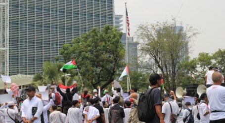 المئات يتظاهرون أمام السفارة الأمريكية بجاكرتا احتجاجا على دعم أمريكا لاسرائيل