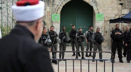 الشرطة الإسرائيلية تعتدي على فلسطينيين وتمنعهم من الصلاة في الأقصى