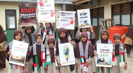 طلاب المدرسة الابتدائية  الفتح بـ لامبونج ينظمون وقفة للمطالبة بوقف إطلاق النار في غزة