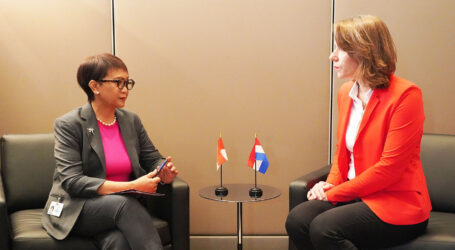 في لقاء مع وزيرة الخارجية الهولندية، أعربت وزيرة الخارجية ريتنو عن أسفها لوقف تمويل الأونروا