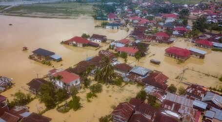 ضربت الفيضانات والانهيارات الأرضية قريتين في جزيرة سومباوا بمقاطعة نوسا تينجارا الغربية