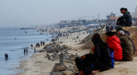 أعمال متواصلة على ساحل مدينة غزة لتمهيد رصيف بحري يستقبل المساعدات