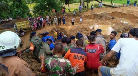 مقتل 30 من سكان غرب سومطرة جراء الفيضانات والانهيارات الأرضية