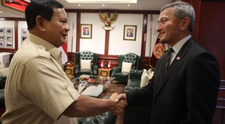وزير الدفاع برابوو يتلقى زيارة فخرية من وزير خارجية سنغافورة