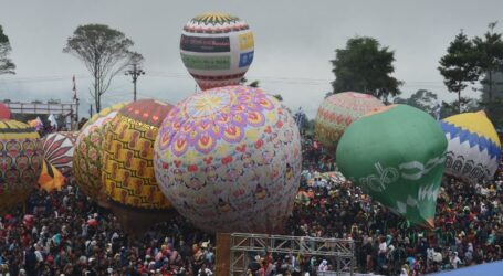 يجذب مهرجان وُونوسوبو لمنطاد الهواء الساخن السياح الأجانب