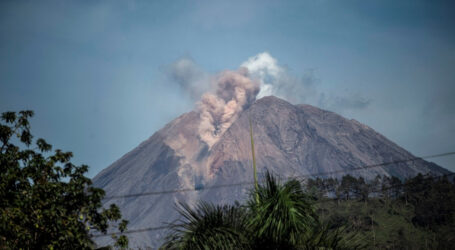 جبل سيميرو يثور مرة أخرى ويقذف الرماد البركاني