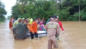 فيضانات تضرب منطقة بولانج مونجوندو بشمال سولاويزي وتأثرعلى671 أسرة
