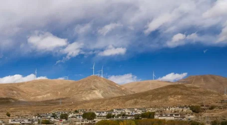 الكهرباء النظيفة للبيئة من منطقة شيزانغ تُنقل إلى بكين في الصين